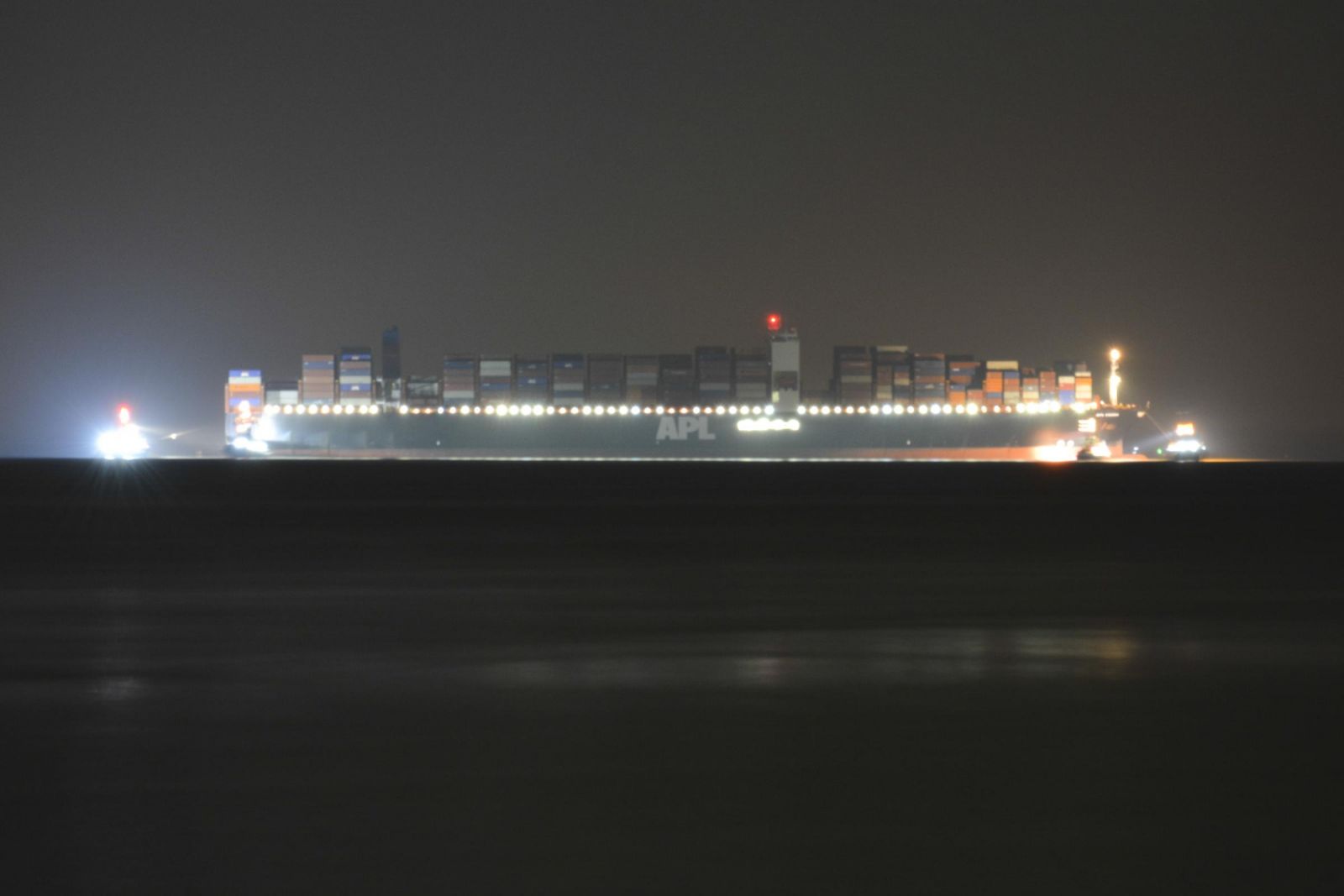 Мега-контейнеровоз APL VANDA сел на мель в Англии. 